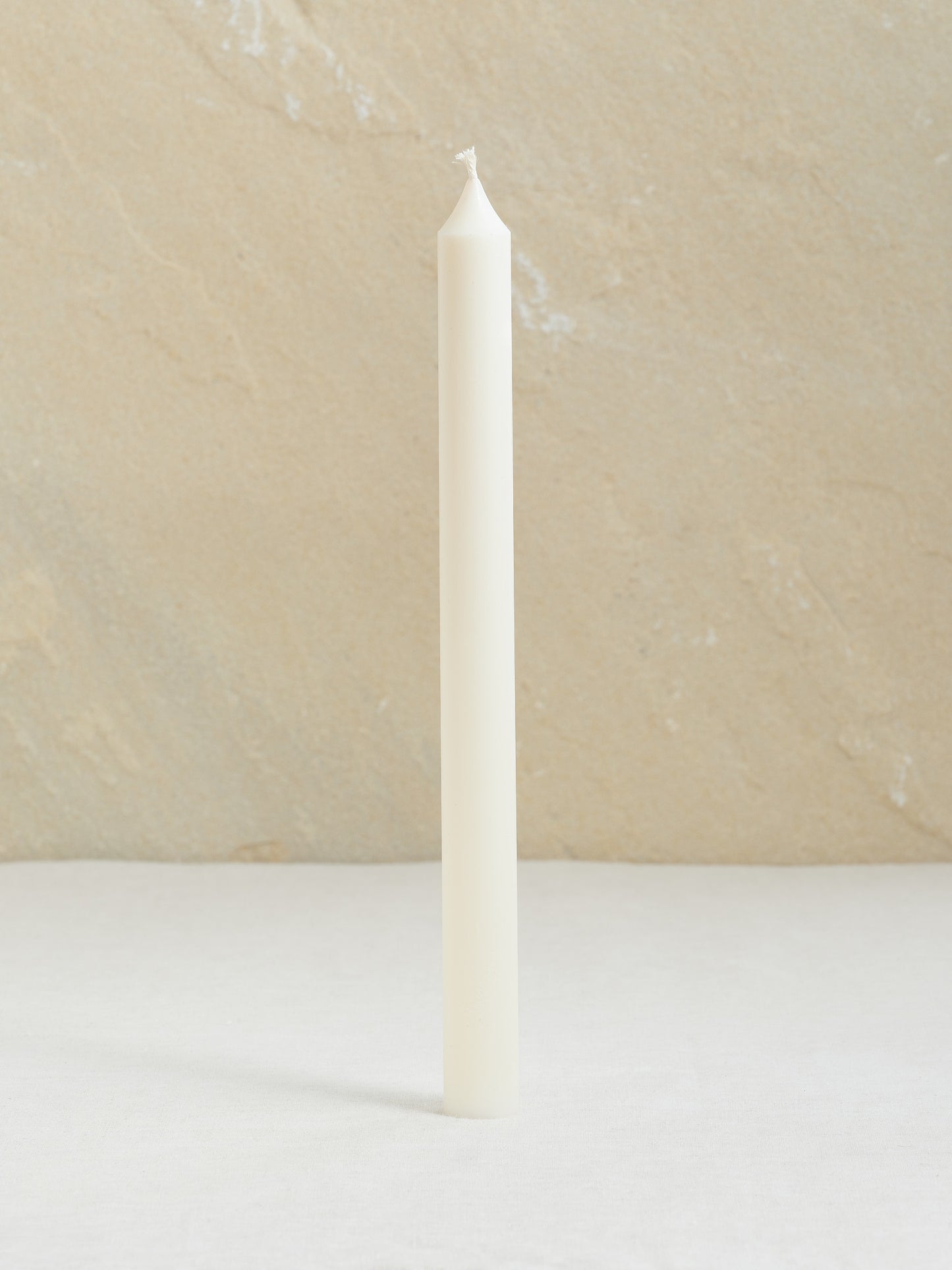 Elegante Stabkerze mit zeitloser glatter Form, in naturweiss