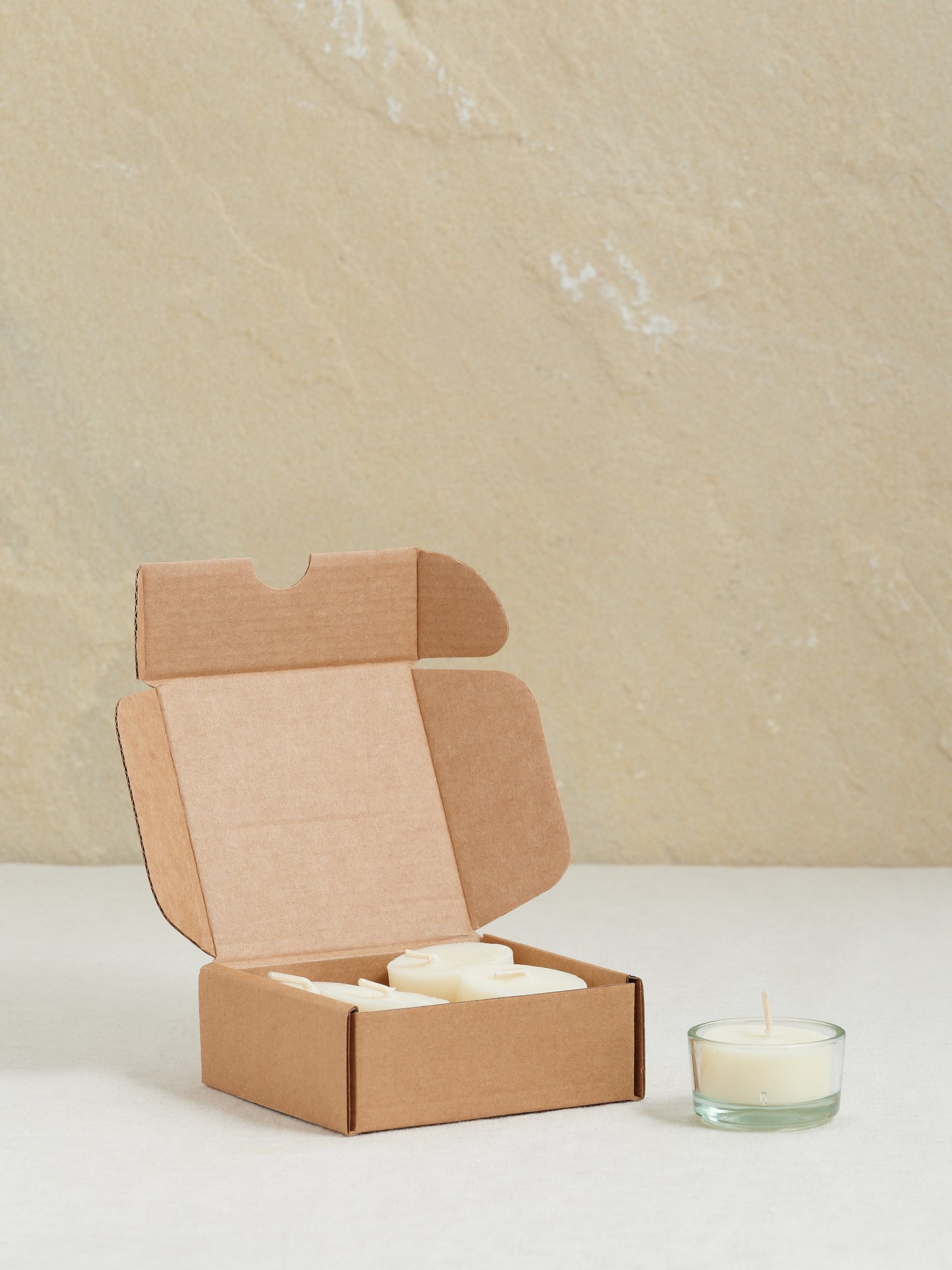 Set bestehend aus 25Teelichtern aus Olivenwachs sowie einer Recycling-Glashülle