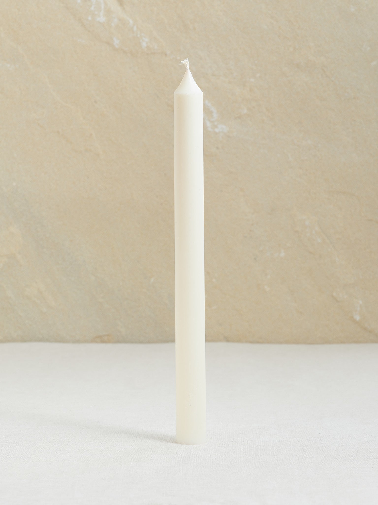 Elegante Stabkerze mit zeitloser glatter Form, in naturweiss