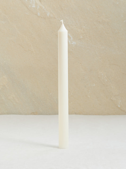 Elegante Stabkerze mit zeitloser glatter Form, in naturweiss