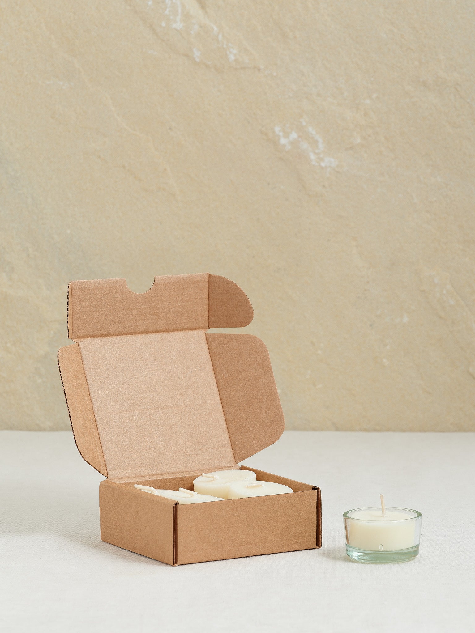 Set bestehend aus 6 Teelichtern aus Olivenwachs sowie einer  Recycling-Glashülle