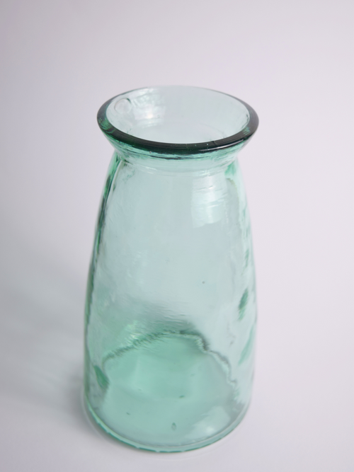 Bläuliche, grosse Vase vor einem weissen Hintergrund