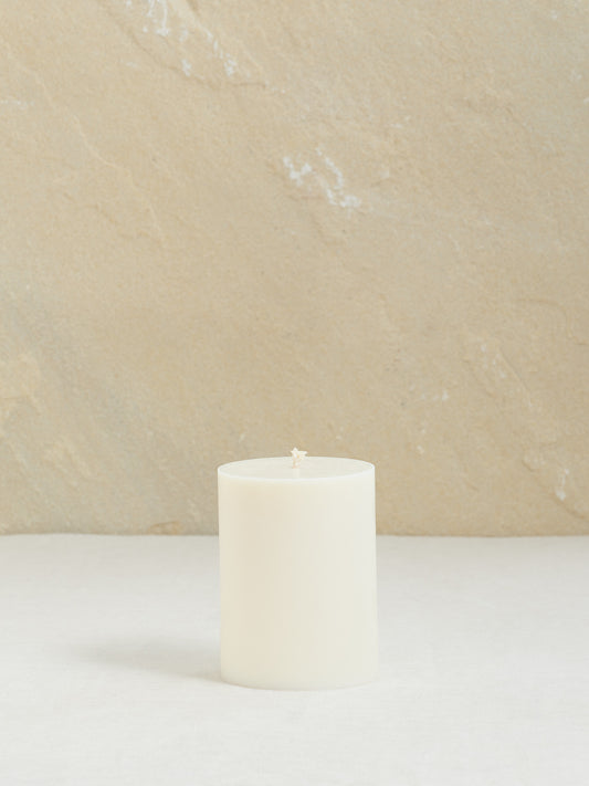Mittelgrosse Zylinderkerze mit glatter Textur, naturweiss